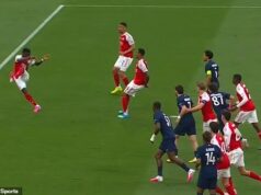 Ten istý starý Arsenal? Súperi kričali faul za DVA veľké výpadky hádzanej vo finále Ligy majstrov, ktoré viedli k ich úvodnému gólu a odmietli PSG penaltu Fanúšikovia rivalov Arsenalu zostali nahnevaní po dvoch hádzanách vo finále Ligy majstrov - vrátane incidentu s Bukayom Sakom.