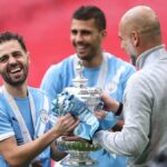 Pep Guardiola s hráčmi Manchestru City Rodrim a Bernardom Silvom