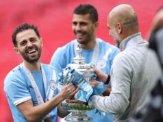 Teória pretekov o titul v Man City daná rozhodnutím Pepa Guardiolu o odchode sa objavuje pred súbojom s Arsenalom Pep Guardiola s hráčmi Manchestru City Rodrim a Bernardom Silvom