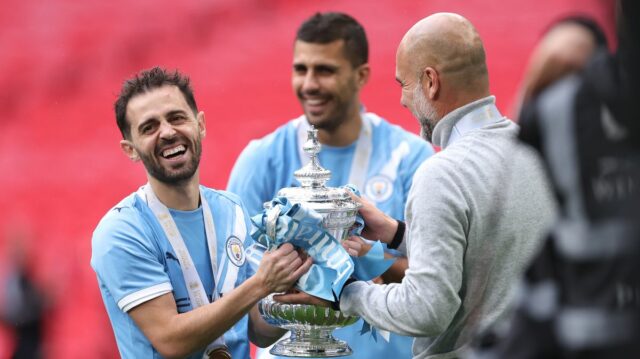 Pep Guardiola s hráčmi Manchestru City Rodrim a Bernardom Silvom