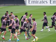 Teraz sa RODIČIA zapájajú do krízy Realu Madrid! Florentino Perez „dostal sťažnosti od rodičov DVOCH hviezd na nedostatok hracieho času“, keď sa španielsky klub rozpadá po sérii stretov na tréningoch. Alvaro Arbeloa a Florentino Perez riešia ďalšiu bolesť hlavy, pričom rodičia dvoch hviezd požadujú, aby ich synovia hrali viac