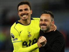 Tottenham potvrdil tím vs Leeds United, keďže Richarlison a Porro dosiahli míľniky Joao Palhinha and Roberto De Zerbi enjoy the celebrations after the Premier League match between Aston Villa and Tottenham Hotspur at Villa Park