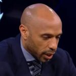 LONDÝN, ANGLICKO - 5. MÁJ: Mikel Arteta, hlavný tréner Arsenalu, oslavuje s Noni Madueke z Arsenalu a Declanom Riceom z Arsenalu po semifinálovom zápase druhej časti Ligy majstrov UEFA 2025/26 medzi Arsenal FC a Atletico de Madrid na štadióne Arsenal 26. mája v Anglicku, 2026. (Foto: James Gill – Danehouse/Getty Images)