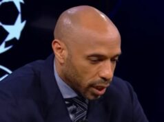 Thierry Henry drží ruky nad Mikelom Artetom po tom, čo si Arsenal zabezpečil konečné miesto v Lige majstrov LONDÝN, ANGLICKO - 5. MÁJ: Mikel Arteta, hlavný tréner Arsenalu, oslavuje s Noni Madueke z Arsenalu a Declanom Riceom z Arsenalu po semifinálovom zápase druhej časti Ligy majstrov UEFA 2025/26 medzi Arsenal FC a Atletico de Madrid na štadióne Arsenal 26. mája v Anglicku, 2026. (Foto: James Gill – Danehouse/Getty Images)