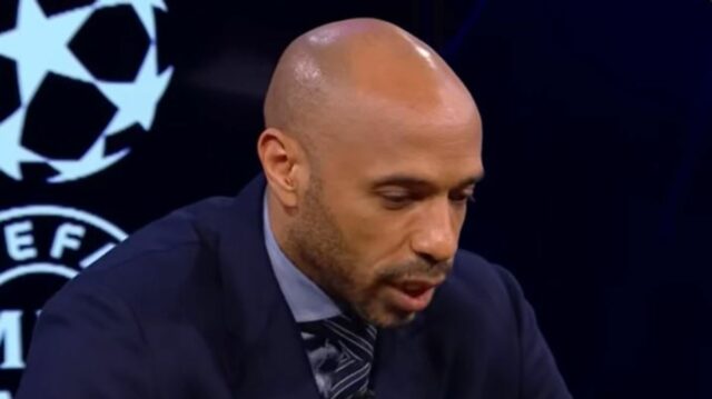 LONDÝN, ANGLICKO - 5. MÁJ: Mikel Arteta, hlavný tréner Arsenalu, oslavuje s Noni Madueke z Arsenalu a Declanom Riceom z Arsenalu po semifinálovom zápase druhej časti Ligy majstrov UEFA 2025/26 medzi Arsenal FC a Atletico de Madrid na štadióne Arsenal 26. mája v Anglicku, 2026. (Foto: James Gill – Danehouse/Getty Images)
