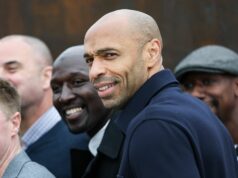 Thierry Henry pomáha BlueCo vyriešiť problém Chelsea, zatiaľ čo legenda Arsenalu ukazuje Mikelovi Artetovi Thierry Henry, bývalý hráč, sa pozerá počas oficiálneho otvorenia nových tréningových zariadení New York Red Bulls 22. apríla 2026 v Morristowne, New Jersey. RWJBarnabas Health Red Bulls Performance Center bude hostiť hlavný tréningový kemp brazílskeho tímu počas nadchádzajúcich majstrovstiev sveta vo futbale