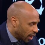 LONDÝN, ANGLICKO - 5. MÁJ: Mikel Arteta, hlavný tréner Arsenalu, oslavuje s Noni Madueke z Arsenalu a Declanom Riceom z Arsenalu po semifinálovom zápase druhej časti Ligy majstrov UEFA 2025/26 medzi Arsenal FC a Atletico de Madrid na štadióne Arsenal 26. mája v Anglicku, 2026. (Foto: James Gill – Danehouse/Getty Images)