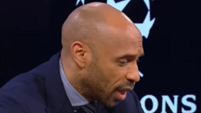 LONDÝN, ANGLICKO - 5. MÁJ: Mikel Arteta, hlavný tréner Arsenalu, oslavuje s Noni Madueke z Arsenalu a Declanom Riceom z Arsenalu po semifinálovom zápase druhej časti Ligy majstrov UEFA 2025/26 medzi Arsenal FC a Atletico de Madrid na štadióne Arsenal 26. mája v Anglicku, 2026. (Foto: James Gill – Danehouse/Getty Images)