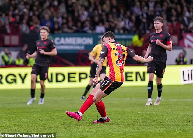 Thistle je 90 minút od návratu do Premiership, pretože Buddies Aidan Fitzpatrick strelil vyrovnávajúci gól v prvom zápase play-off Premiership