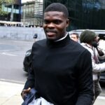 LONDÝN, ANGLICKO - 13. apríla: Thomas Partey, bývalý futbalista Arsenalu Thomas Partey, prichádza na vypočutie týkajúce sa dvoch prípadov znásilnenia s novou údajnou obeťou 13. apríla 2026 v Londýne v Anglicku. Partey bol predtým v roku 2025 obvinený z piatich znásilnení a jedného sexuálneho napadnutia troch žien. (Foto: Jordan Peck/Getty Images)