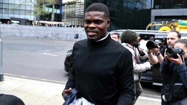 LONDÝN, ANGLICKO - 13. apríla: Thomas Partey, bývalý futbalista Arsenalu Thomas Partey, prichádza na vypočutie týkajúce sa dvoch prípadov znásilnenia s novou údajnou obeťou 13. apríla 2026 v Londýne v Anglicku. Partey bol predtým v roku 2025 obvinený z piatich znásilnení a jedného sexuálneho napadnutia troch žien. (Foto: Jordan Peck/Getty Images)