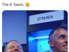 Tím A Ipswichu! Ed Sheeran sa pripája k oslavám po promócii obľúbeného klubu v Premier League, keď popíja Guinness v šatni a hviezdy spievajú prevedení jeho hitu. Ed Sheeran a manažér Ipswichu Kieran McKenna plným hlasom po tom, čo spečatili postup