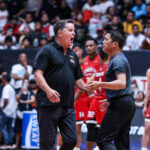 Tim Cone z Barangay Ginebra Gin Kings reaguje počas zápasu proti Rain or Shine Elasto Painters v roku 2026 v PBA Commissioner's Cup.