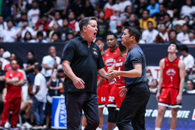 Tim Cone z Barangay Ginebra Gin Kings reaguje počas zápasu proti Rain or Shine Elasto Painters v roku 2026 v PBA Commissioner's Cup. 