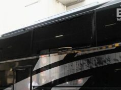 Tím autobusu Hull City pred finále play-off „rozbilo okno“ od „kameňov a fliaš“. Autobus tímu Hull City bol poškodený niekoľko hodín pred finále play off proti Middlesbrough.