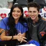 Timothee Chalamet a Kylie Jenner boli headlinermi fanúšikov celebrít Knicks v hre 4