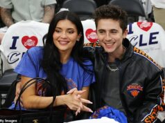 Timothee Chalamet a Kylie Jenner si užívajú rande na dvore, pretože herec vedie fanúšikov A-listu Knicks, ktorí dúfajú, že uvidia New York ako prvé finále NBA po 27 rokoch Timothee Chalamet a Kylie Jenner boli headlinermi fanúšikov celebrít Knicks v hre 4