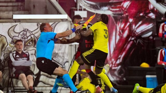 Tínedžer Julian Hall skóroval 3-krát ako Red Bulls edge Crew
