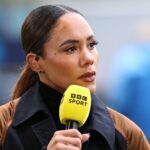 Alex Scott, prezentujúci pre BBC Sport počas zápasu Barclays Women's Super League medzi Manchestrom City a Aston Villa na štadióne Joie 20. októbra 2024 v Manchestri v Anglicku.