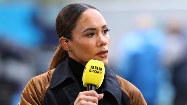 Alex Scott, prezentujúci pre BBC Sport počas zápasu Barclays Women's Super League medzi Manchestrom City a Aston Villa na štadióne Joie 20. októbra 2024 v Manchestri v Anglicku.