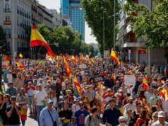 Tisíce ľudí pochodovali v Madride požadujúc odstúpenie španielskeho premiéra pre obvinenia z korupcie | Správy o protestoch Tisíce ľudí pochodovali v Madride požadujúc odstúpenie španielskeho premiéra pre obvinenia z korupcie | Správy o protestoch