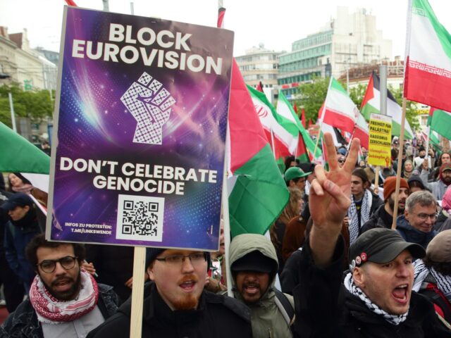 Tisíce ľudí protestovali na finále Eurovízie, keď päť krajín bojkotovalo Tisíce ľudí protestovali na finále Eurovízie, keď päť krajín bojkotovalo Izrael Správy o protestoch