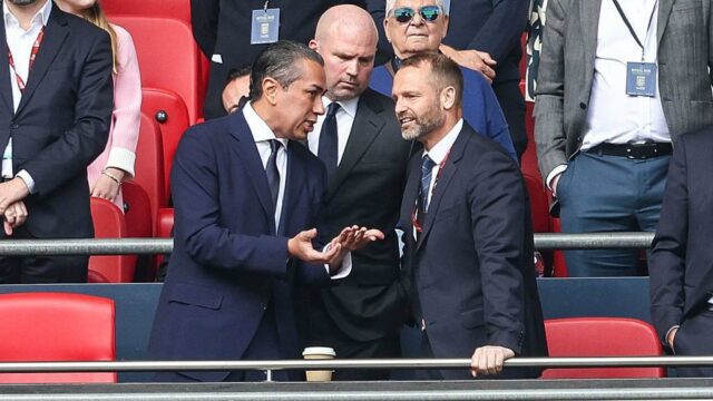 "To, ako sa Chelsea snaží a funguje, je úplne šialené" - Rooney
