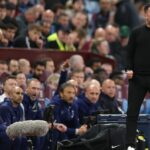 Jamesa Maddisona je vidieť v zadnej časti zemljanky, keď Roberto De Zerbi reaguje počas zápasu Premier League medzi Aston Villa a Tottenham Hotspur vo Villa Parku.