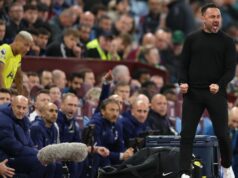 To, čo sme si všimli o Jamesovi Maddisonovi vo výhre Tottenhamu vo Ville, naznačovalo, že nebude hrať Jamesa Maddisona je vidieť v zadnej časti zemljanky, keď Roberto De Zerbi reaguje počas zápasu Premier League medzi Aston Villa a Tottenham Hotspur vo Villa Parku.