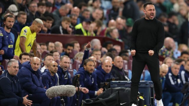 Jamesa Maddisona je vidieť v zadnej časti zemljanky, keď Roberto De Zerbi reaguje počas zápasu Premier League medzi Aston Villa a Tottenham Hotspur vo Villa Parku.