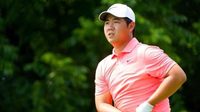 28. mája 2026; Fort Worth, Texas, USA; Tom Kim sleduje svoj úder zo šiesteho odpaliska počas prvého kola golfového turnaja Charles Schwab Challenge. Povinný kredit: Raymond Carlin III-Imagn Images