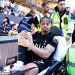 Xavi Simons z Tottenhamu odchádza z ihriska v Molineux po tom, čo si pretrhol ACL