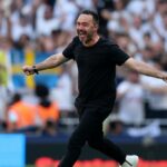 Roberto De Zerbi oslavuje na plný úväzok po tom, čo Tottenham Hotspur zabezpečil bezpečnosť pred zostupom