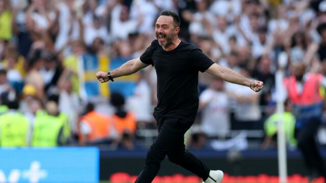 Roberto De Zerbi oslavuje na plný úväzok po tom, čo Tottenham Hotspur zabezpečil bezpečnosť pred zostupom
