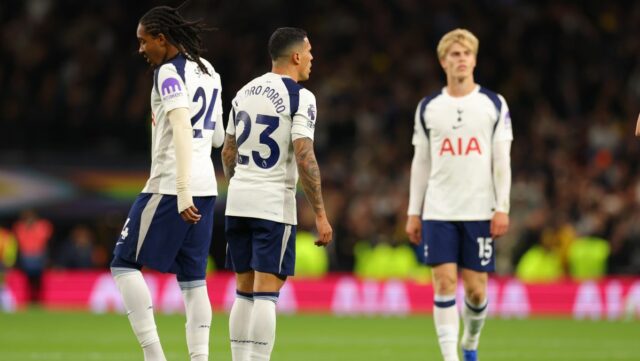 Šéf Tottenhamu Hotspur Roberto De Zerbi sa mohol rozhodnúť, že v nedeľňajšom poslednom zápase Premier League nastúpi proti Evertonu Djed Spence aj Pedro Porro.