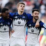 Luka Vuskovic, Fabio Vieira a Albert Sambi Lokonga z Hamburger SV oslavujú po zápase Bundesligy medzi Eintrachtom Frankfurt a Hamburger SV v Deutsche Bank Park 2. mája 2026 vo Frankfurte nad Mohanom v Nemecku.