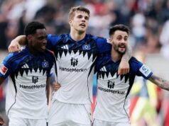 Tottenham uviedol do varu, keď šéf Hamburgu načrtol „vysnený“ plán prestupu Luku Vuskoviča Luka Vuskovic, Fabio Vieira a Albert Sambi Lokonga z Hamburger SV oslavujú po zápase Bundesligy medzi Eintrachtom Frankfurt a Hamburger SV v Deutsche Bank Park 2. mája 2026 vo Frankfurte nad Mohanom v Nemecku.