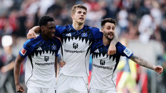 Luka Vuskovic, Fabio Vieira a Albert Sambi Lokonga z Hamburger SV oslavujú po zápase Bundesligy medzi Eintrachtom Frankfurt a Hamburger SV v Deutsche Bank Park 2. mája 2026 vo Frankfurte nad Mohanom v Nemecku.