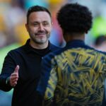 Roberto De Zerbi, manažér Tottenham Hotspur, sa usmieva a víta bývalého hráča Angela Gomesa z Wolverhamptonu Wanderers počas zápasu Premier League medzi Wolverhampton Wanderers a Tottenham Hotspur v Molineux vo Wolverhamptone, Spojené kráľovstvo, 25. apríla 2026.