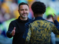 Tottenham získal obrovskú podporu v boji o zostup z Premier League, keď sa plán Roberta De Zerbiho formuje Roberto De Zerbi, manažér Tottenham Hotspur, sa usmieva a víta bývalého hráča Angela Gomesa z Wolverhamptonu Wanderers počas zápasu Premier League medzi Wolverhampton Wanderers a Tottenham Hotspur v Molineux vo Wolverhamptone, Spojené kráľovstvo, 25. apríla 2026.