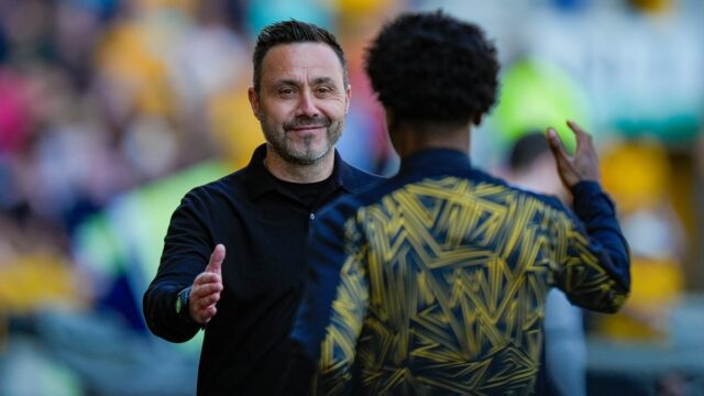 Roberto De Zerbi, manažér Tottenham Hotspur, sa usmieva a víta bývalého hráča Angela Gomesa z Wolverhamptonu Wanderers počas zápasu Premier League medzi Wolverhampton Wanderers a Tottenham Hotspur v Molineux vo Wolverhamptone, Spojené kráľovstvo, 25. apríla 2026.