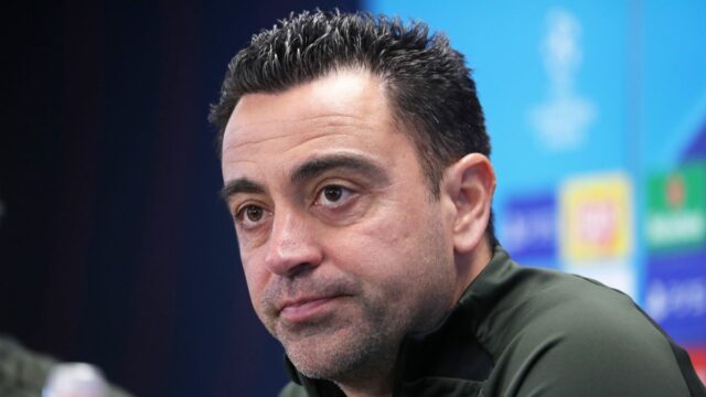 Xavi Hernandez hovorí počas tlačovej konferencie pred zápasom Ligy majstrov UEFA proti SSC Neapol v Barcelone, Španielsko, 11. marca 2024
