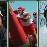 Jasonovi (vľavo) a Travisovi Kelceovi (vpravo) sa páči to, čo vidia od nováčika tímu Chiefs Petra Woodsa (v strede)