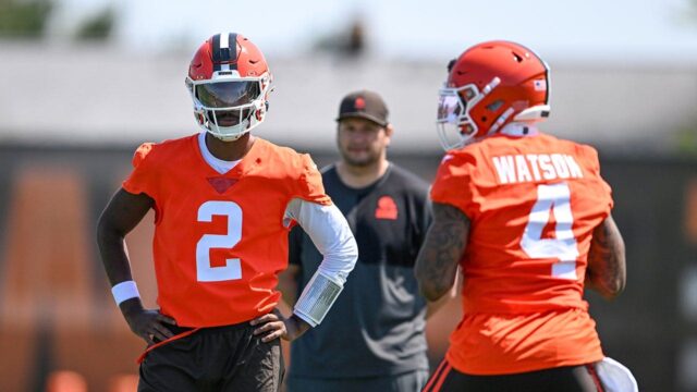 Tréner Browns Monken nie je pripravený pomenovať začiatok QB uprostred bitky Watson-Sanders
