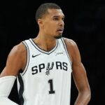 Tréner Spurs bráni Wembanyamu po vylúčení 4. zápasu proti Timberwolves