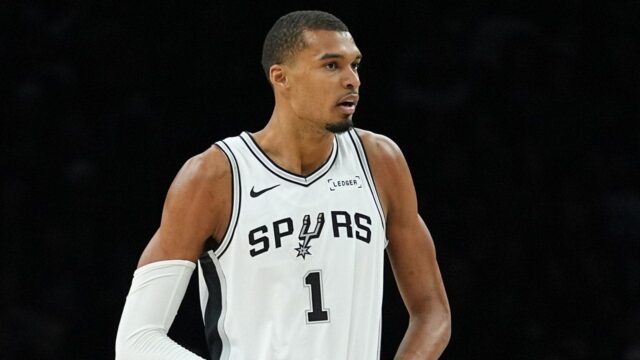 Tréner Spurs bráni Wembanyamu po vylúčení 4. zápasu proti Timberwolves
