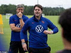 Tréner majstrovstiev sveta USA Mauricio Pochettino holding UŽ hovorí o svojej ďalšej práci Tréner USA Mauricio Pochettino diskutoval s AC Miláno o ich manažérskom otvorení