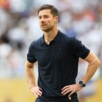 Xabi Alonso, hlavný tréner Realu Madrid CF, sleduje zápas osemfinále FIFA Club World Cup 2025 medzi Real Madrid CF a Juventus FC na Hard Rock Stadium 1. júla 2025 v Miami Gardens na Floride.