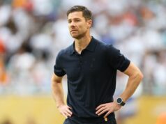 Trénoval som Chelsea s Rafom Benitezom – Xabi Alonso urobil rovnakú chybu ako bývalý šéf Liverpoolu Xabi Alonso, hlavný tréner Realu Madrid CF, sleduje zápas osemfinále FIFA Club World Cup 2025 medzi Real Madrid CF a Juventus FC na Hard Rock Stadium 1. júla 2025 v Miami Gardens na Floride.