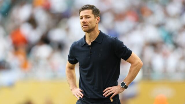 Xabi Alonso, hlavný tréner Realu Madrid CF, sleduje zápas osemfinále FIFA Club World Cup 2025 medzi Real Madrid CF a Juventus FC na Hard Rock Stadium 1. júla 2025 v Miami Gardens na Floride.